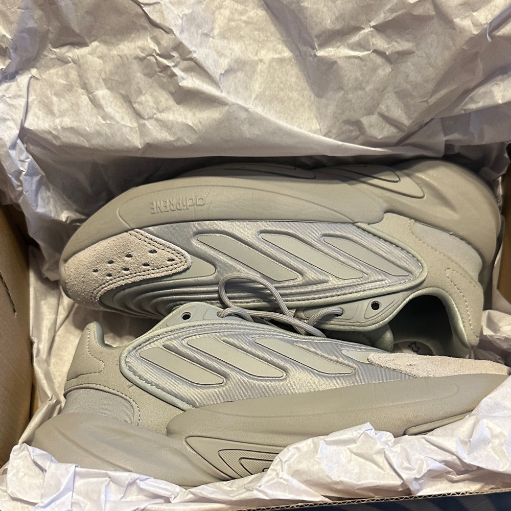 Adidas Men's Light Gray Sneakers